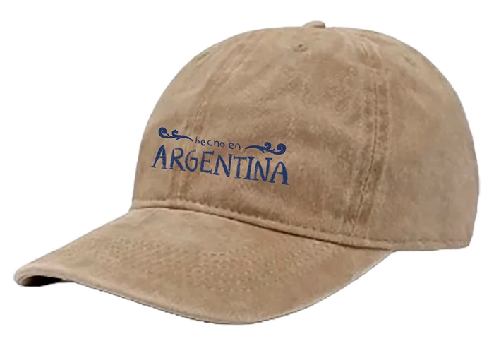Gorra color arena con «hecho en Argentina» bordado en hilo azul