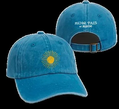 Gorra azul lavada con un sol bordado en amarillo al frente y lettering atrás