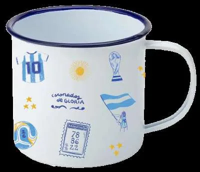 Jarrito enlozado blanco con borde azul e ilustraciones de fútbol y Argentina